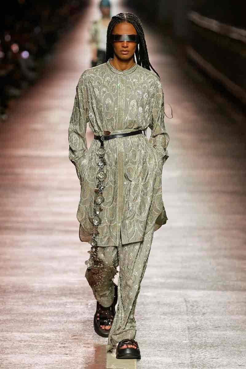 Louis Vuitton Pre-Fall 2023 Dazzles Seoul With Travel and Movement squid game jamsguyo bridge nicolas ghesquiere han river hwang dong-hyuk hoyeon jung seoul han river lvmh pharrell williams