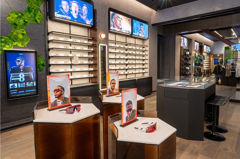 LCD Ceiling Displays : oakley store