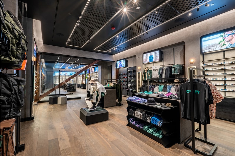 LCD Ceiling Displays : oakley store