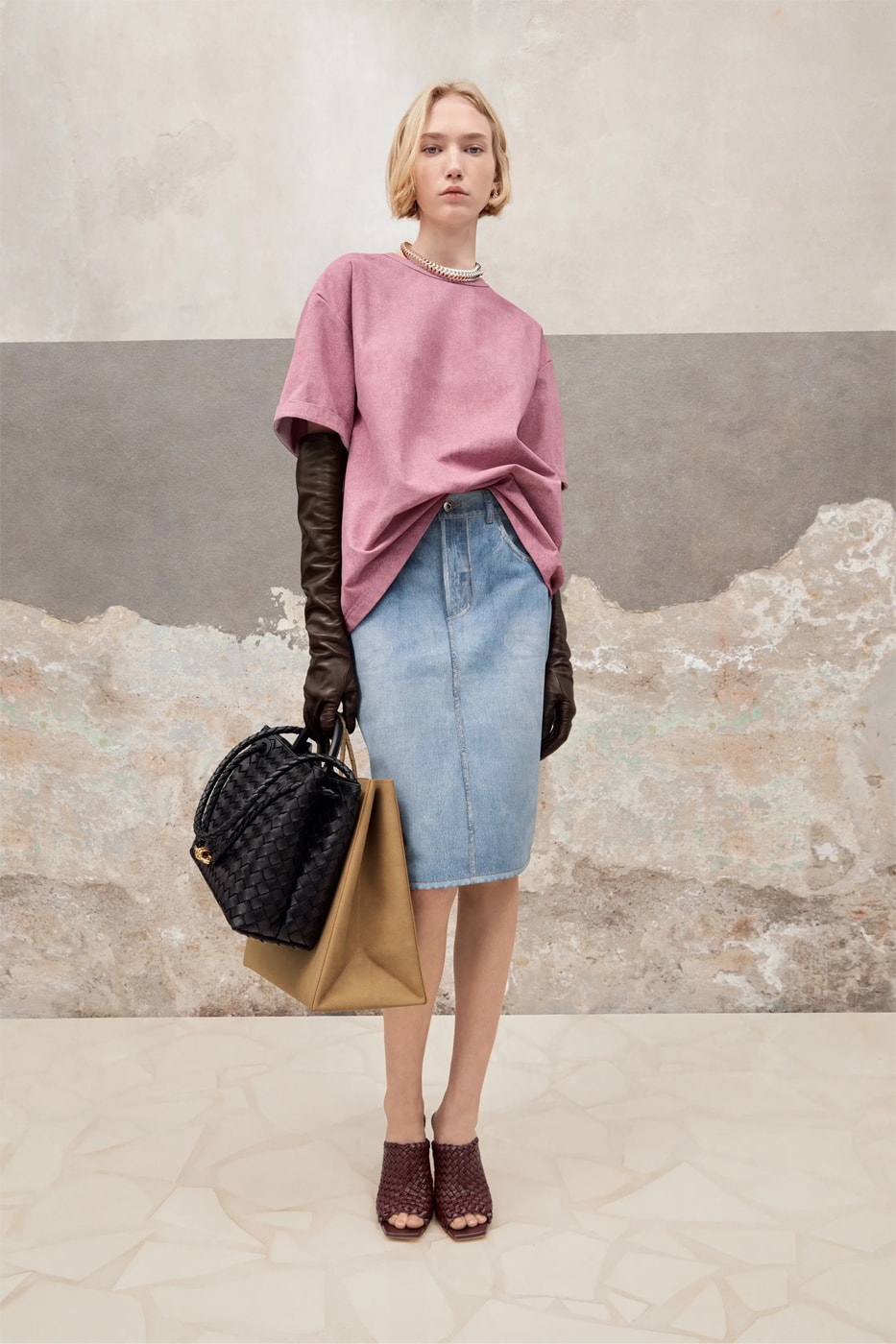 Milan Fashion Week: Bottega Veneta's ingenious trompe l'oeil for its  spring/summer 2023 collection by Matthieu Blazy, with leather pants  mimicking jeans, shredded skirts and Kate Moss on the runway