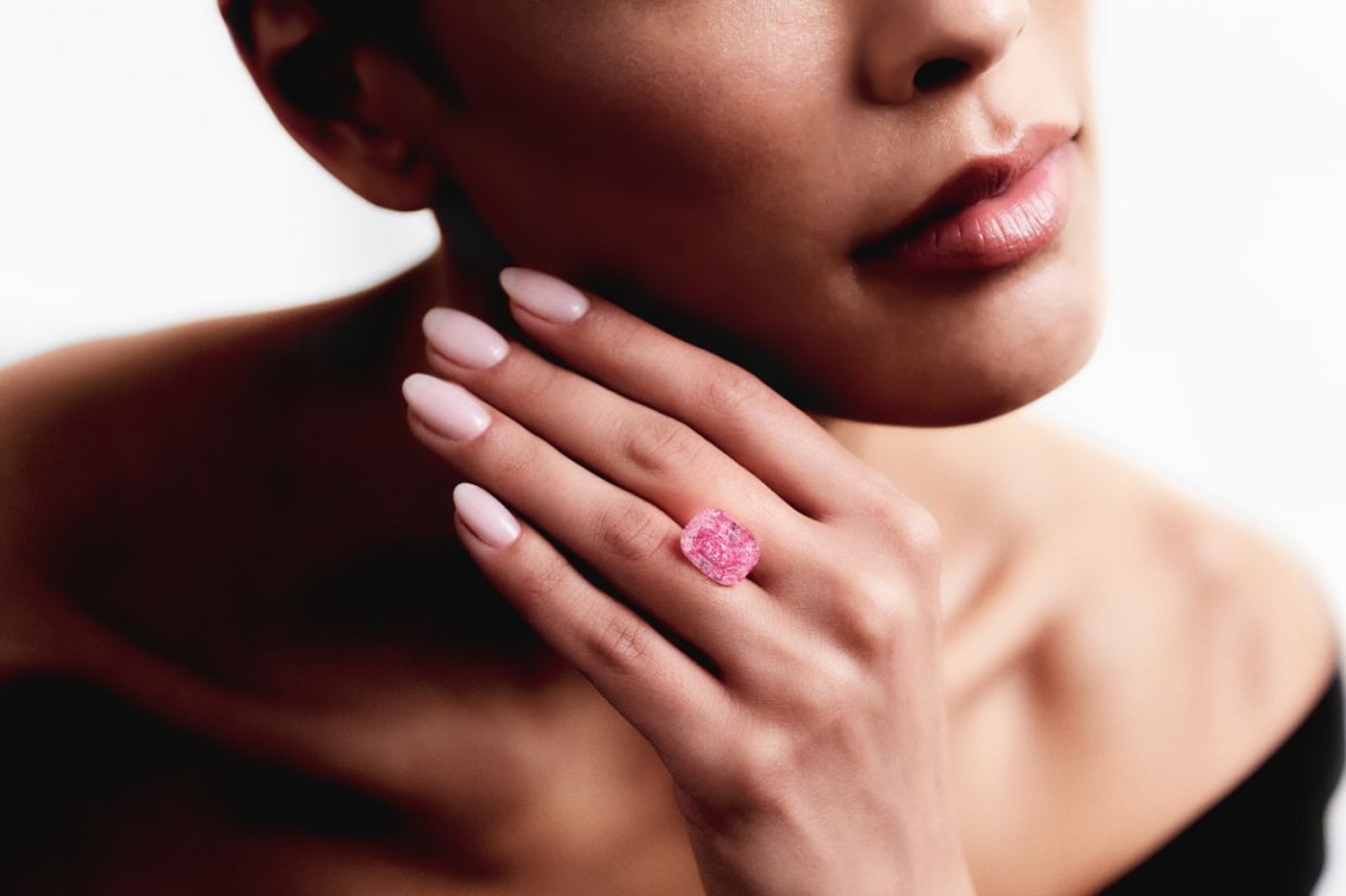 Ultra-Rare Pink Diamond Heads to Auction, Expected To Sell for Over $35 Million USD hong kong the eternal pink de beers jewelry gemstone rocks