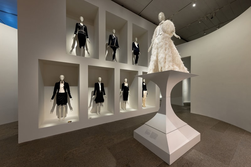 Inside The Costume Insitute's 'Karl Lagerfeld: A Line of Beauty' Exhibition | Hypebeast Inside The Costume Insitute's 'Karl Lagerfeld: A Line of Beauty' Exhibition | Hypebeast
