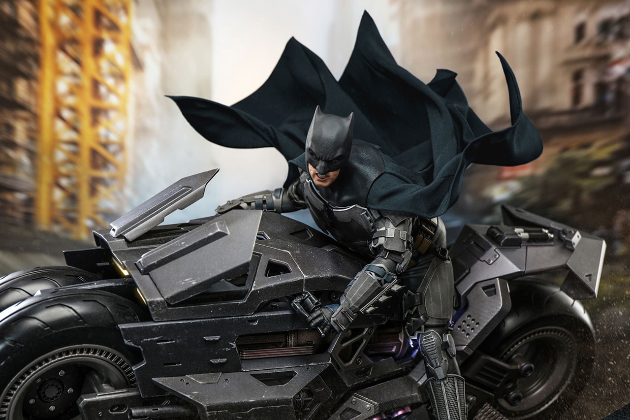 Hot Toys Batman Batcycle Figure Collectibel DC Studios Comics Universe Film Movie Set The Flash Premiere Release