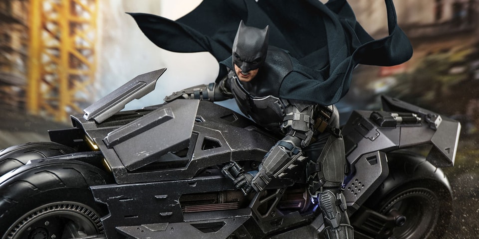 Hot Toys Debuts Batman and Batcycle Figure Set - Vimarsana News