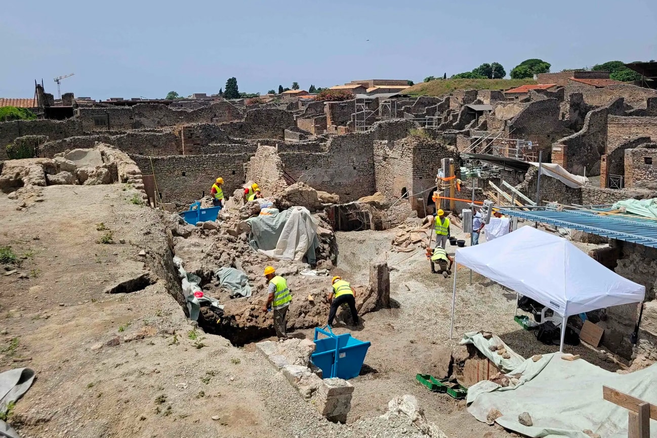 Archaeologists Discover Pizza Roman Fresco Pompeii
