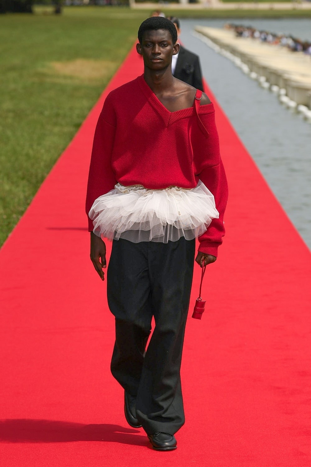 Jacquemus Fall 2023 Palace of Versailles King Louis XIV Runway Show Paris Fashion Week Simon Porte Jacquemus Gigi Hadid Kendal Jenner LE CHOUCHOU