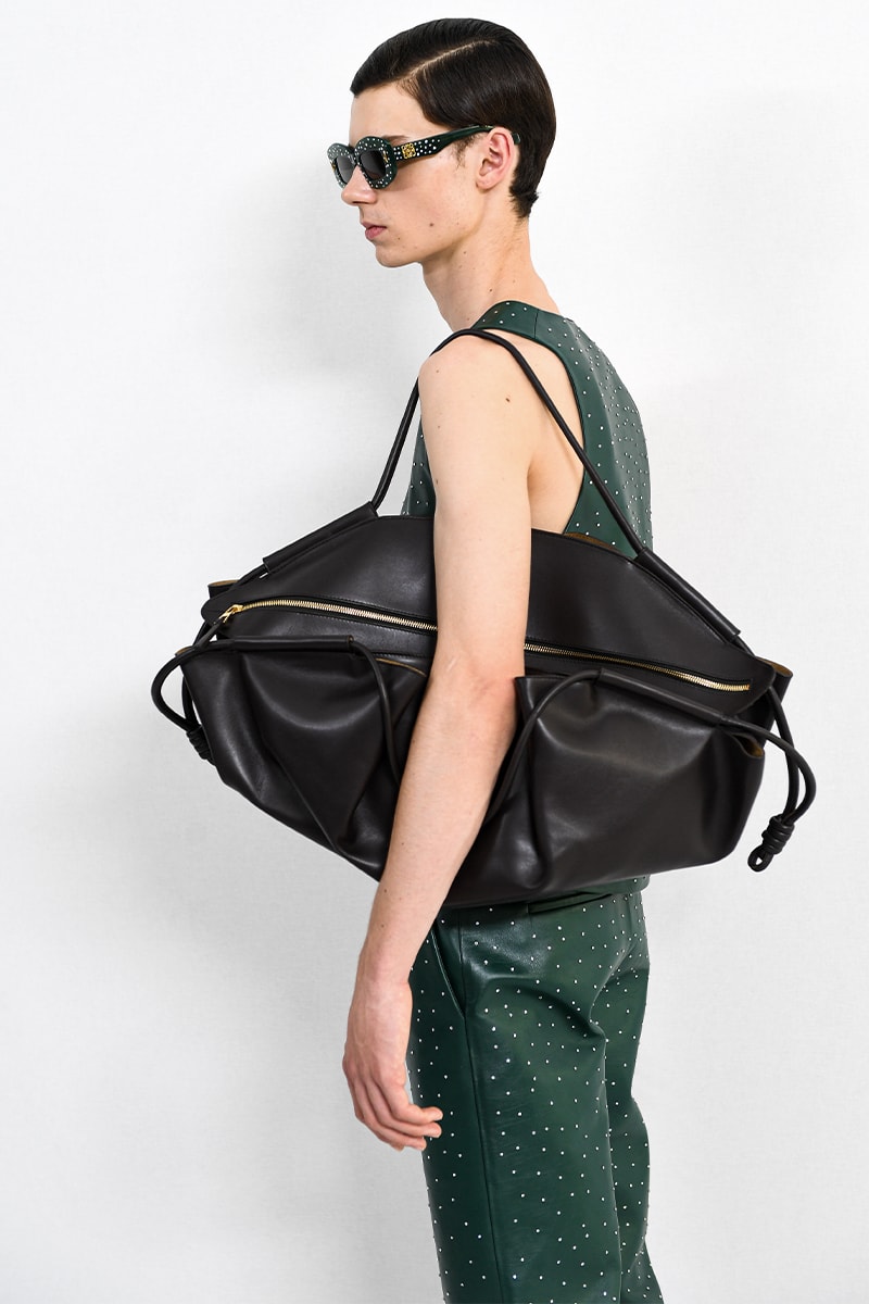 Loewe SS24 Dazzles With Glitter jonathan anderson jw anderson glitter boys glamour glam runway catwalk paris fashion week spring/summer 2024 pfw