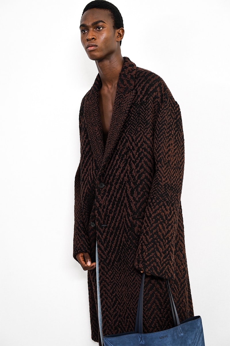 Loewe SS24 Dazzles With Glitter jonathan anderson jw anderson glitter boys glamour glam runway catwalk paris fashion week spring/summer 2024 pfw