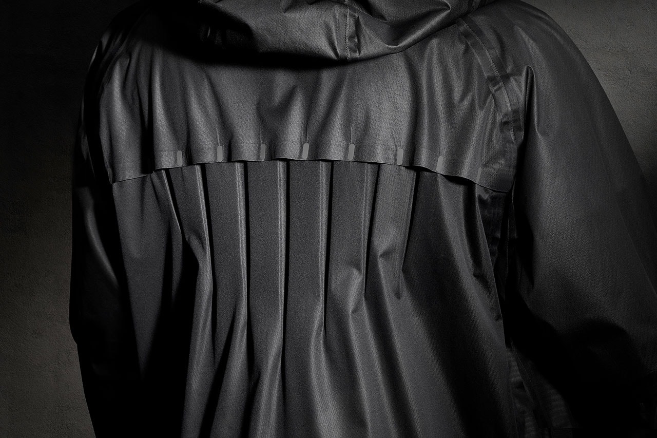 The Nike Run Division Aerogami Jacket is made to keep you running