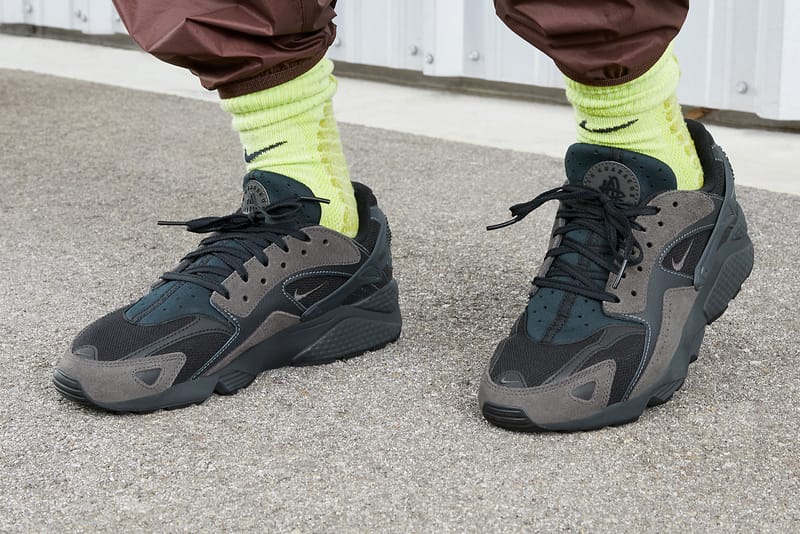 https%3A%2F%2Fhypebeast.com%2Fimage%2F2023%2F06%2Fnike air huarache runner anthracite dz3306 002 release 1