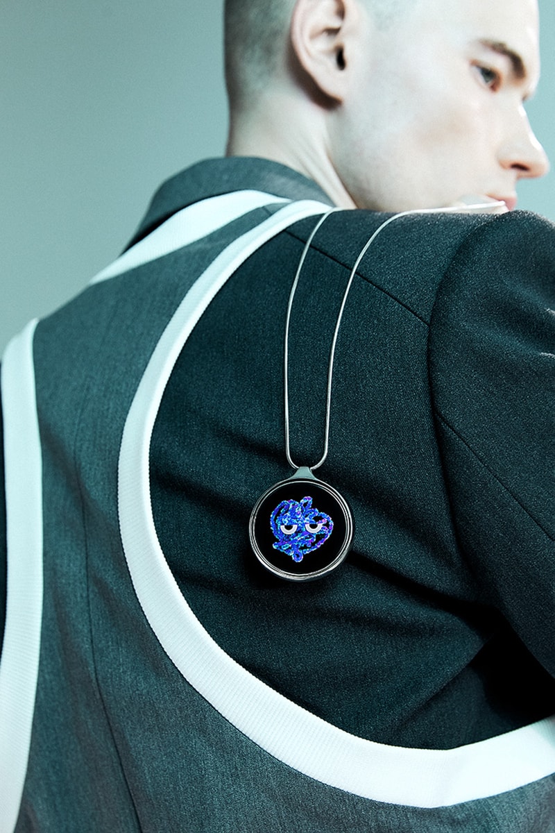 Pillz Launch New Wearable Device That Displays NFTs necklace bracelet carabiner black and silver