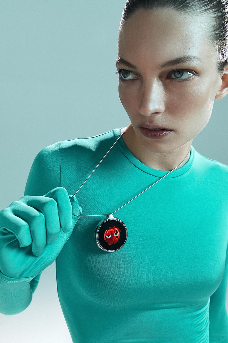 Pillz Launch New Wearable Device That Displays NFTs necklace bracelet carabiner black and silver