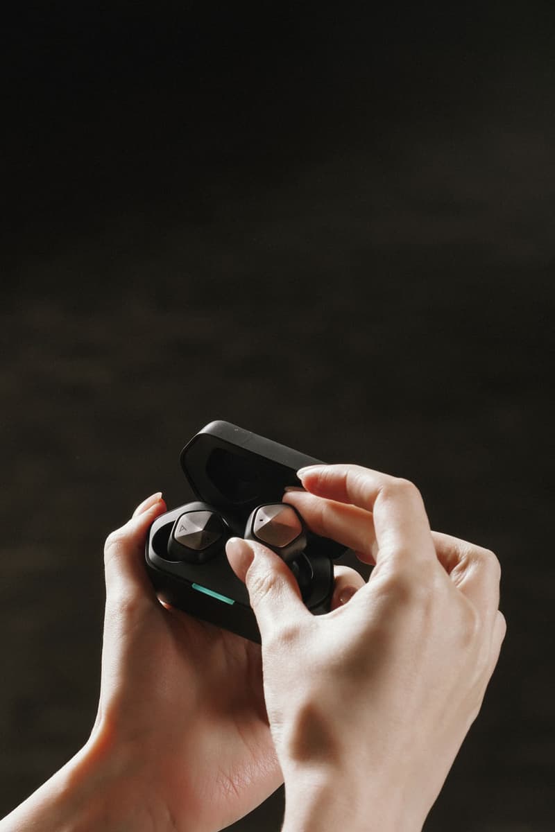 Astell&Kern AK UW100MKII Earbuds Headphones Technology South Korea Music Sound Tech Live Phone iPhone Android