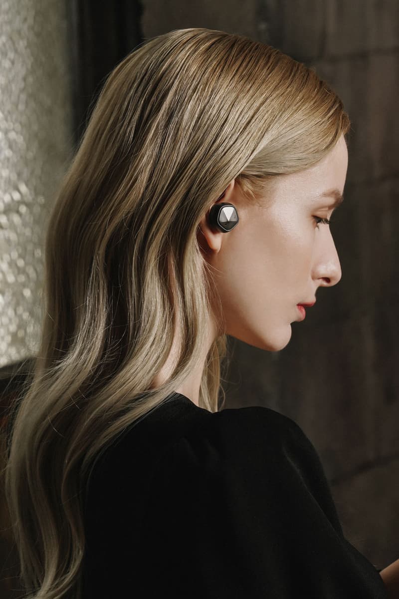 Astell&Kern AK UW100MKII Earbuds Headphones Technology South Korea Music Sound Tech Live Phone iPhone Android