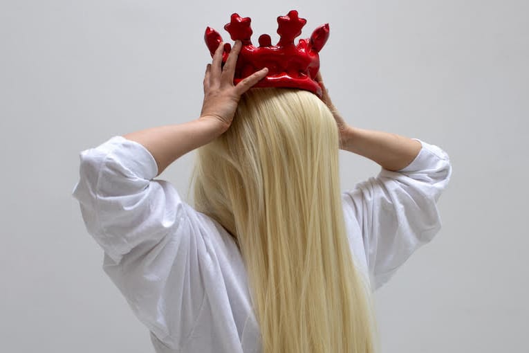 Cj Hendry's Treasure Hunt Had Fans Sort Through Thousands of Inflatable 'Crowns'