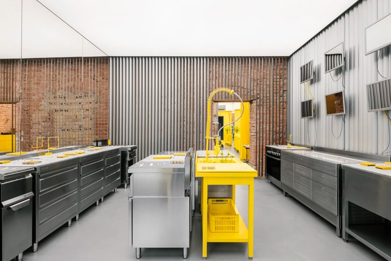 Crosby Studios Avgvst Berlin Store Дизайн интерьера ювелирные изделия желтая кухня сталь нержавеющий кирпич стул стол ожерелье браслет кольцо золото кухня-призрак