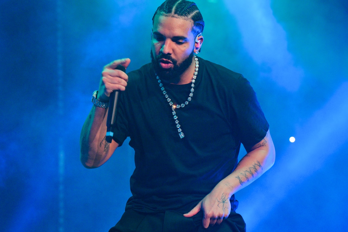 Drake first rapper surpass 5 million usd single arena concert 