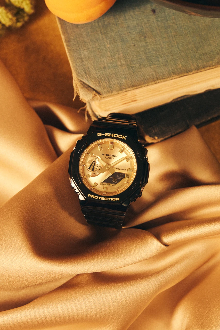 Gショックが人気のGA-2100シリーズにゴールドとメタリックシルバーの最新モデルをラインアップ G-SHOCK Closer Look Black Gold Silver Shock Resistant GA-2100GB-1A GA-2100SB-1A Lookbook Vapor Deposition Resin 