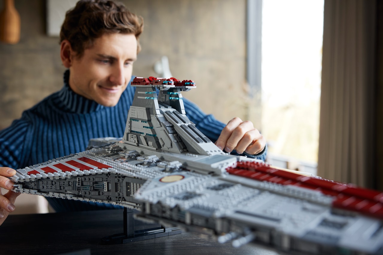 A closer look at LEGO UCS Venator's exclusive Captain Rex and
