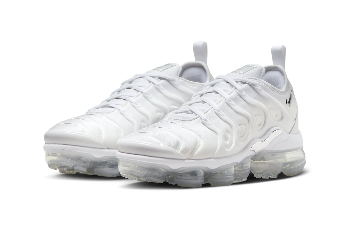 Official Look at the Nike Air VaporMax Plus "White Chrome" FQ8895-100 winter holiday 2023 air max triple white sole unit footwear sneaker