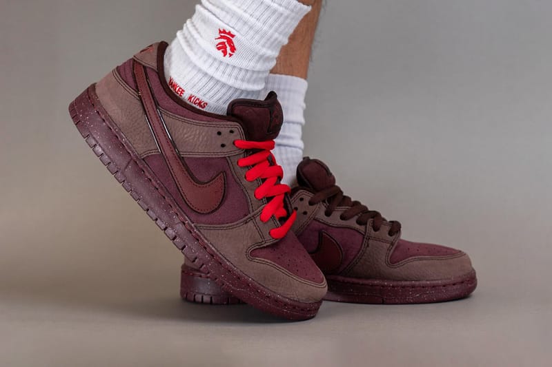 dunk low bordeaux on feet