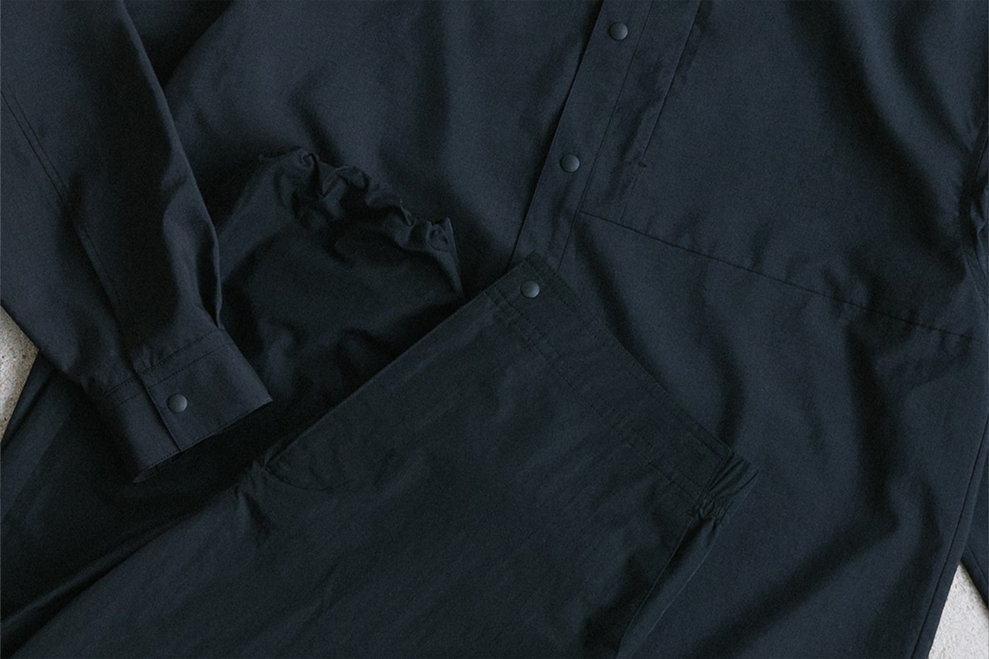 Hypebeast Goods and Services Drop 2 Minimalist Capsule Collection Спортивные брюки Куртка Tech Рубашка Черная