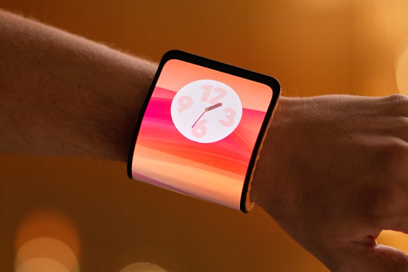 motorola adaptive smartphone ai display size features malleable slap bracelet wrist lenovo tech 2023 convention