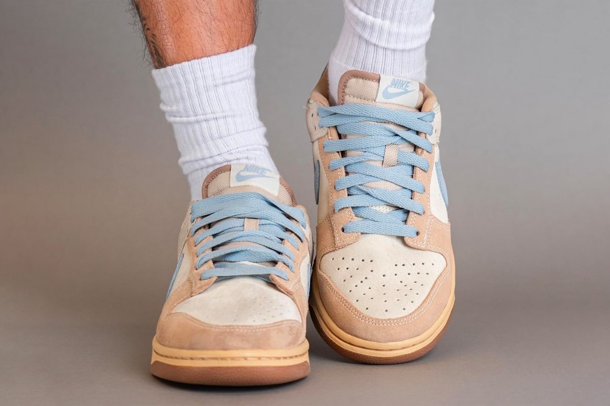 На ногах Взгляните на кроссовки Nike Dunk Low «Sanddrift/Armory Blue», выпущенные весной 2024 года, официальный вид HF0106-100 Coconut Milk/Light Armory Blue-Sanddrift низкие кеды.