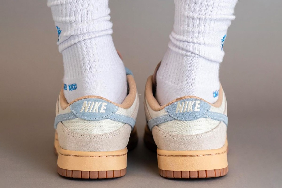 На ногах Взгляните на кроссовки Nike Dunk Low «Sanddrift/Armory Blue», выпущенные весной 2024 года, официальный вид HF0106-100 Coconut Milk/Light Armory Blue-Sanddrift низкие кеды.