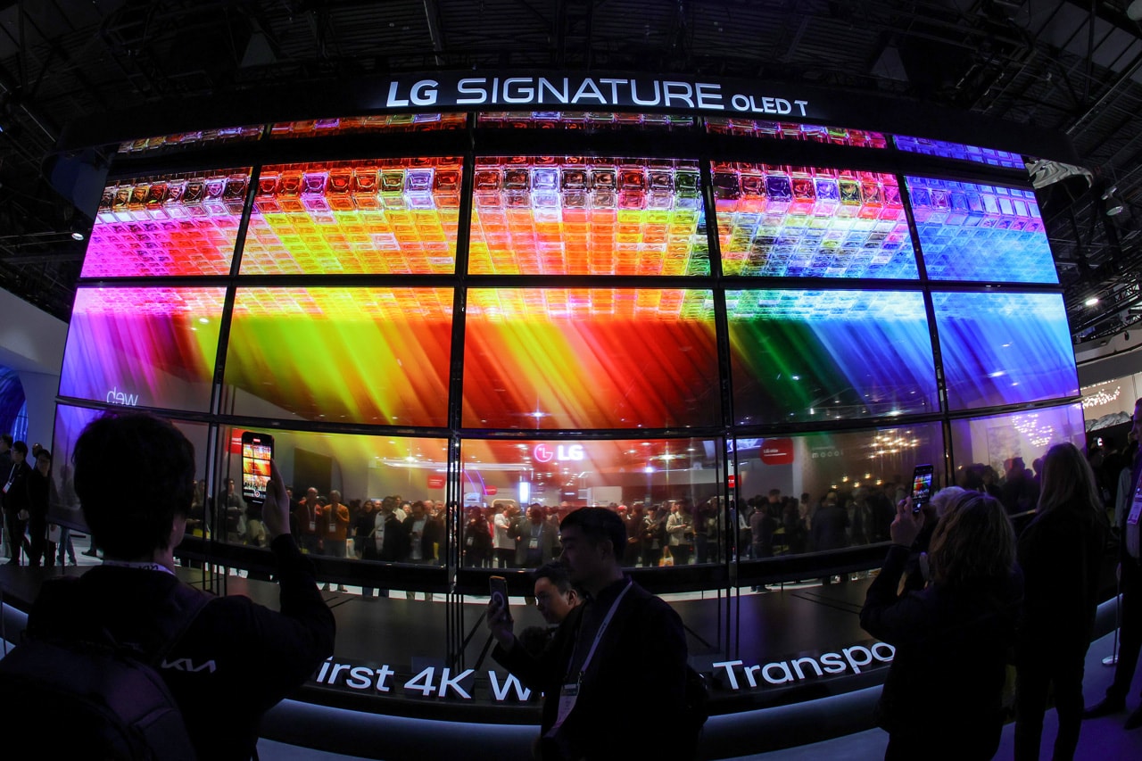 ces 2024 consumer electronics show las vegas annual conference trends year advanced ai artificial intelligence transparent screens lg samsung robots smart home technology next gen gaming