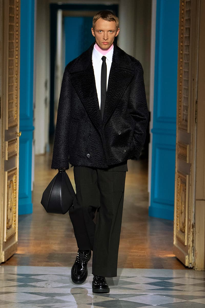 Valentino Fall Winter 2024 Paris Fashion Week menswear runway show Pierpaolo Piccioli le ciel menswear color liberates masculinity blue pink