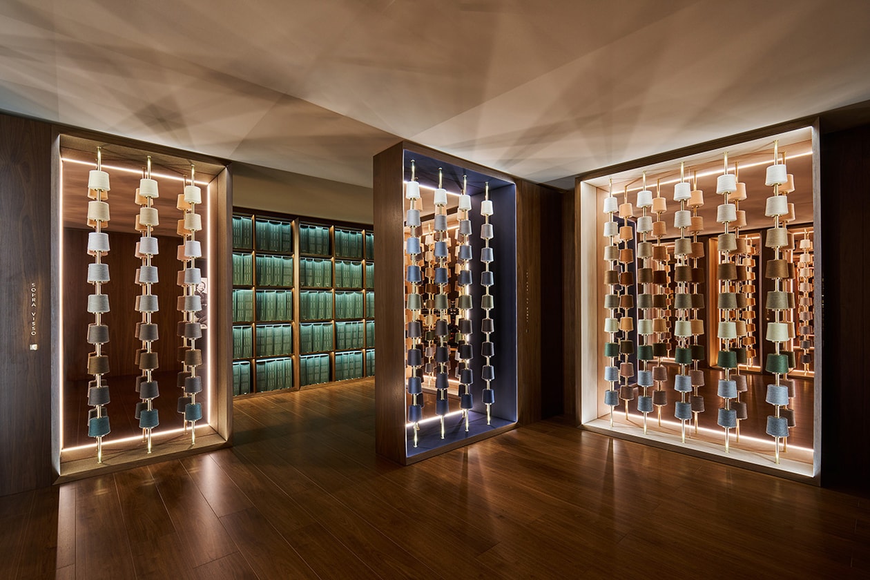 Loro Piana Sonbahar Kış 2024 2025 Milano Moda Haftası Kurulumu 100. Yıl Dönümü Sanat Kiosk Lüks Sokak Giyimi Çağdaş Kültür Moda