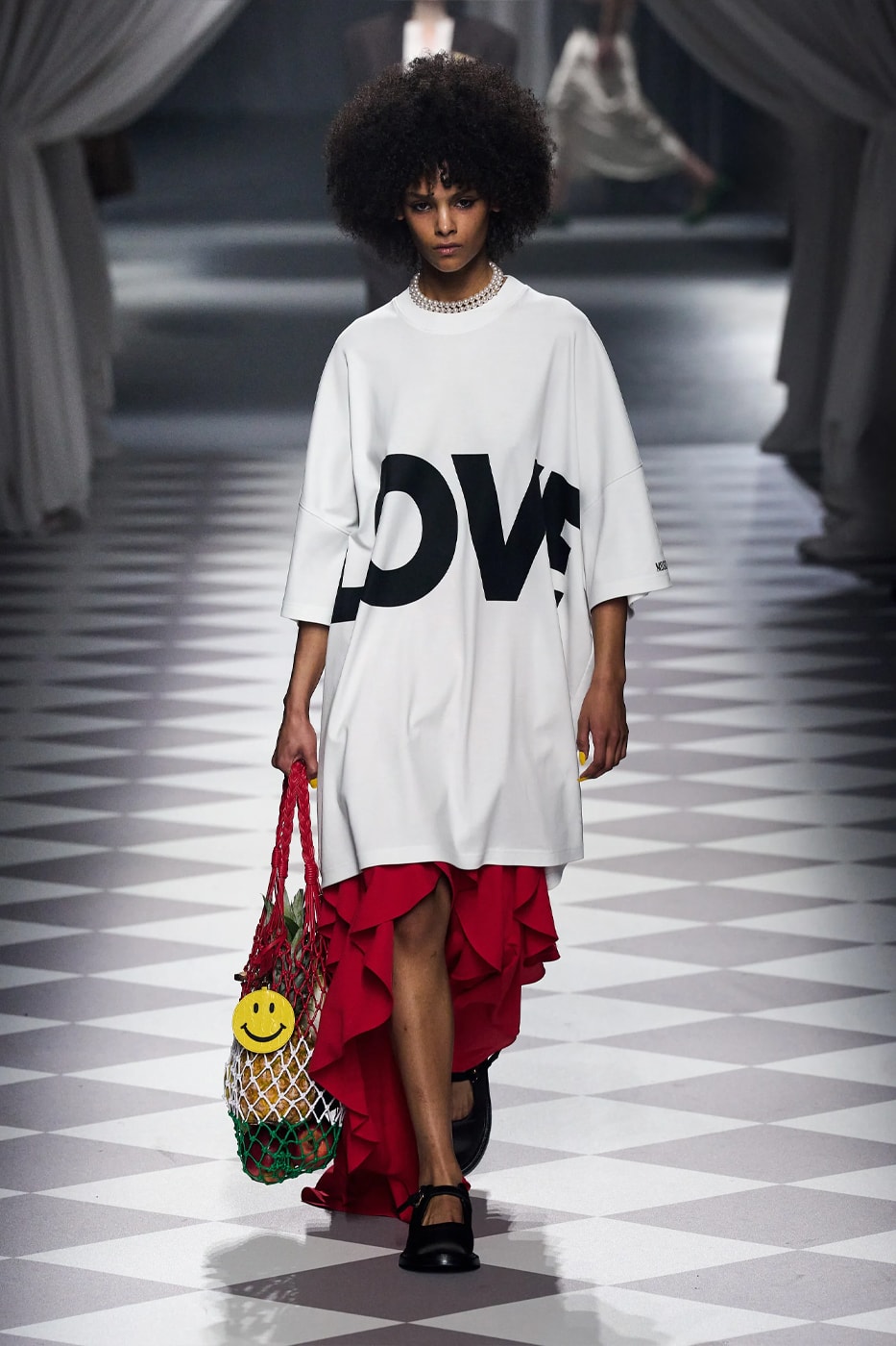 Moschino FW24 Brings Theatricality to Signature House Tropes Fall/Winter 2024 Collection Milan Fashion Week david renne jeremy scott milano camp wearability costumes institutes archives