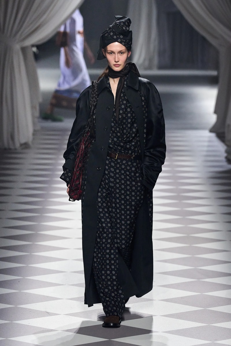Moschino FW24 Brings Theatricality to Signature House Tropes Fall/Winter 2024 Collection Milan Fashion Week david renne jeremy scott milano camp wearability costumes institutes archives