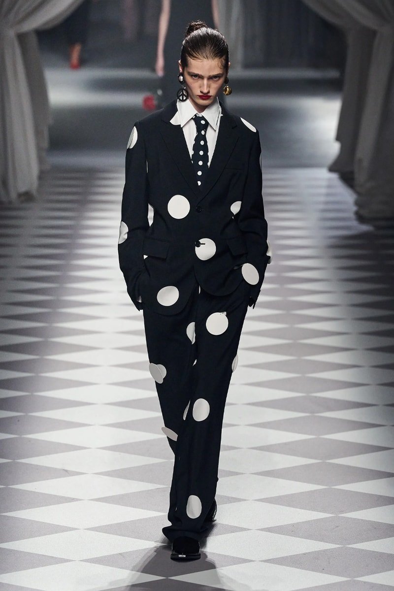 Moschino FW24 Brings Theatricality to Signature House Tropes Fall/Winter 2024 Collection Milan Fashion Week david renne jeremy scott milano camp wearability costumes institutes archives