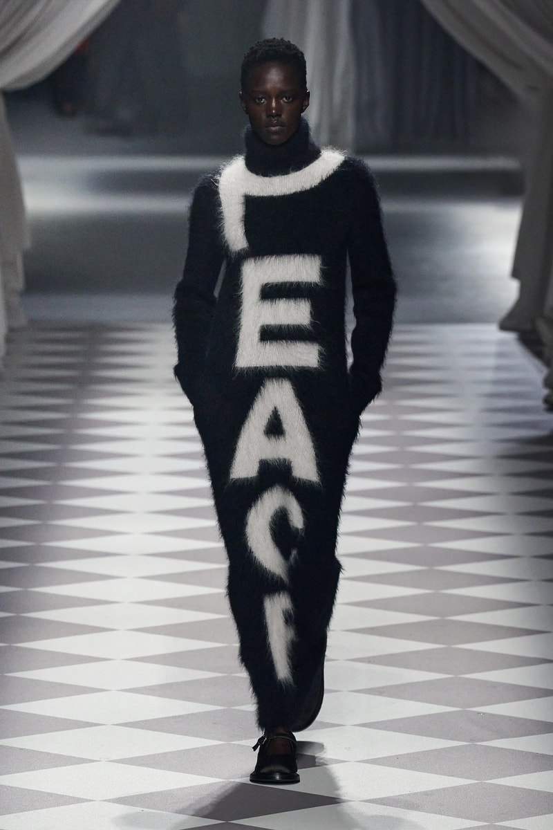 Moschino FW24 Brings Theatricality to Signature House Tropes Fall/Winter 2024 Collection Milan Fashion Week david renne jeremy scott milano camp wearability costumes institutes archives