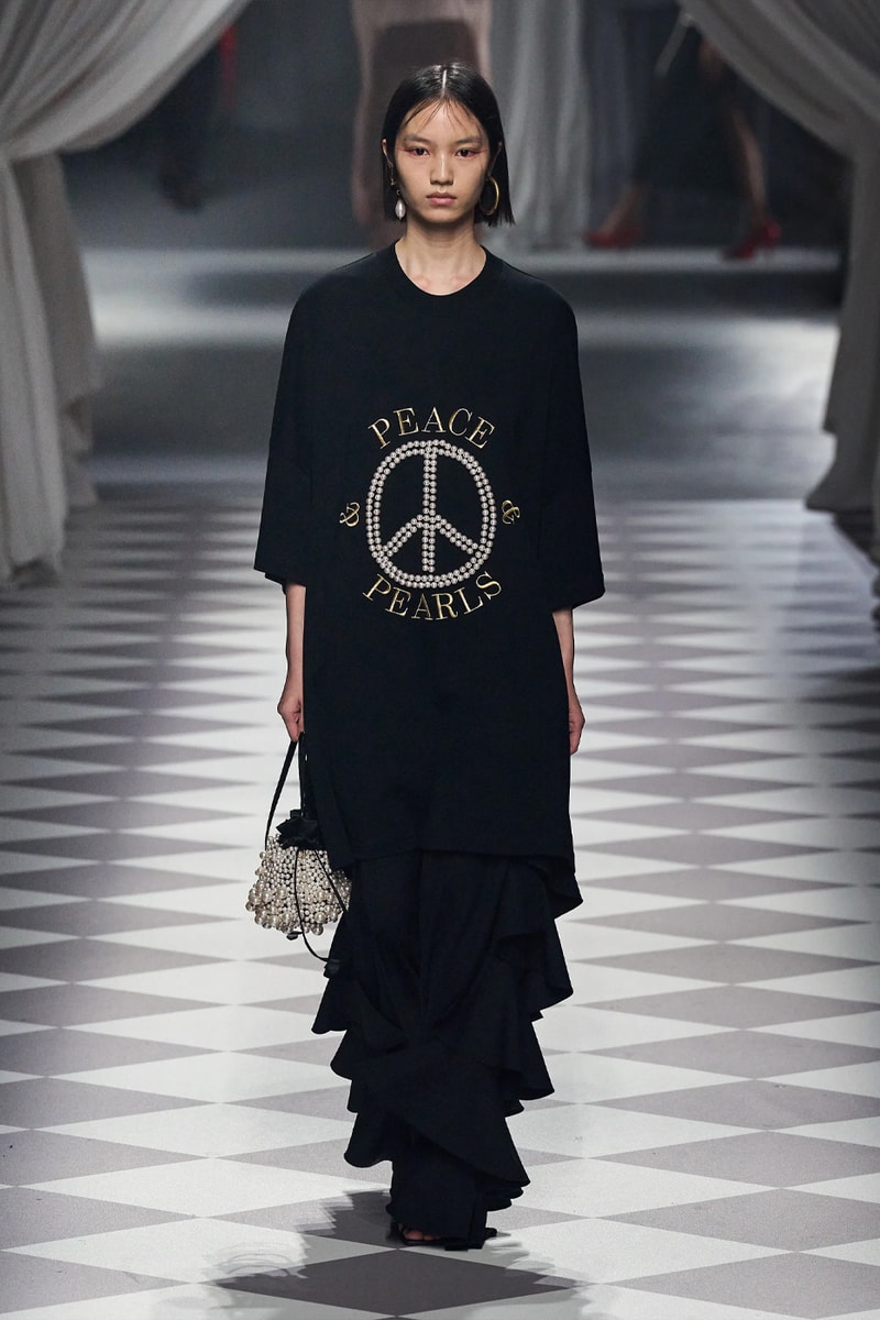 Moschino FW24 Brings Theatricality to Signature House Tropes Fall/Winter 2024 Collection Milan Fashion Week david renne jeremy scott milano camp wearability costumes institutes archives
