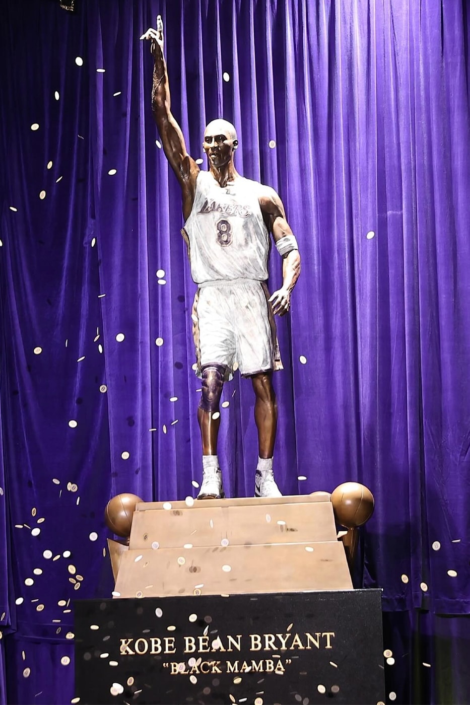 Los Angeles Lakers Reveal 19-Foot Kobe Bryant Statue black mamba 81 point game toronto raptors immortalized ceremony nba basketball legend goat