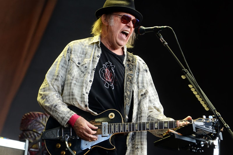 neil young spotify joe rogan boycott the experience podcast covid 19 vaccine misinformation apple music amazon deal partnership