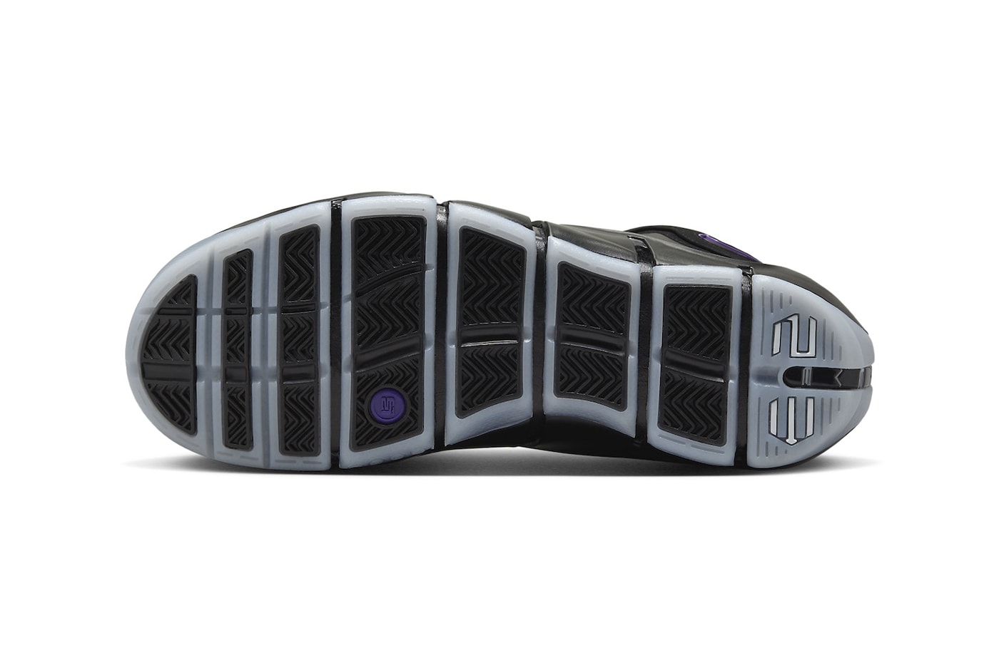 Официальный взгляд на кроссовки Nike LeBron 4 «Bagplant» Black/Varsity Purple-Blue Tint FN6251-001 Леброн Джеймс Кинг Джеймс Лос-Анджелес Лейкерс