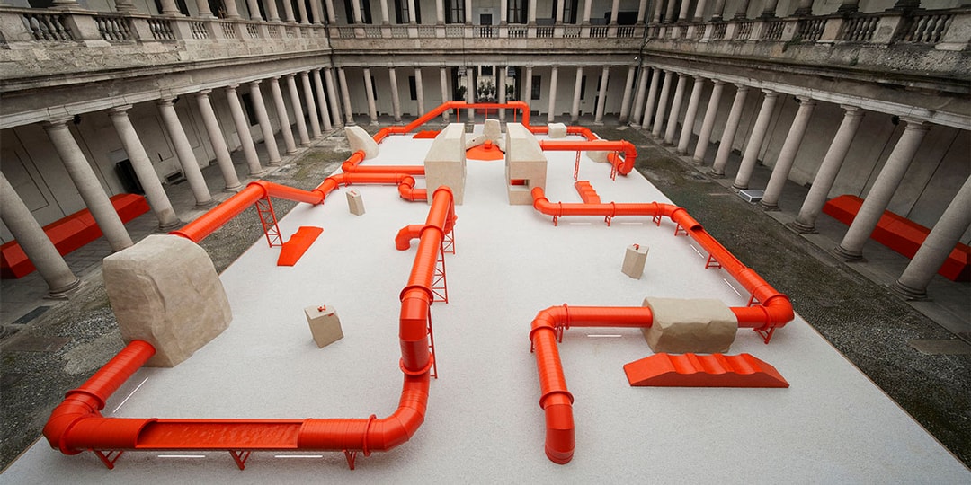 Сэмюэл Росс создает лабиринт из оранжевых трубок внутри итальянского палаццо