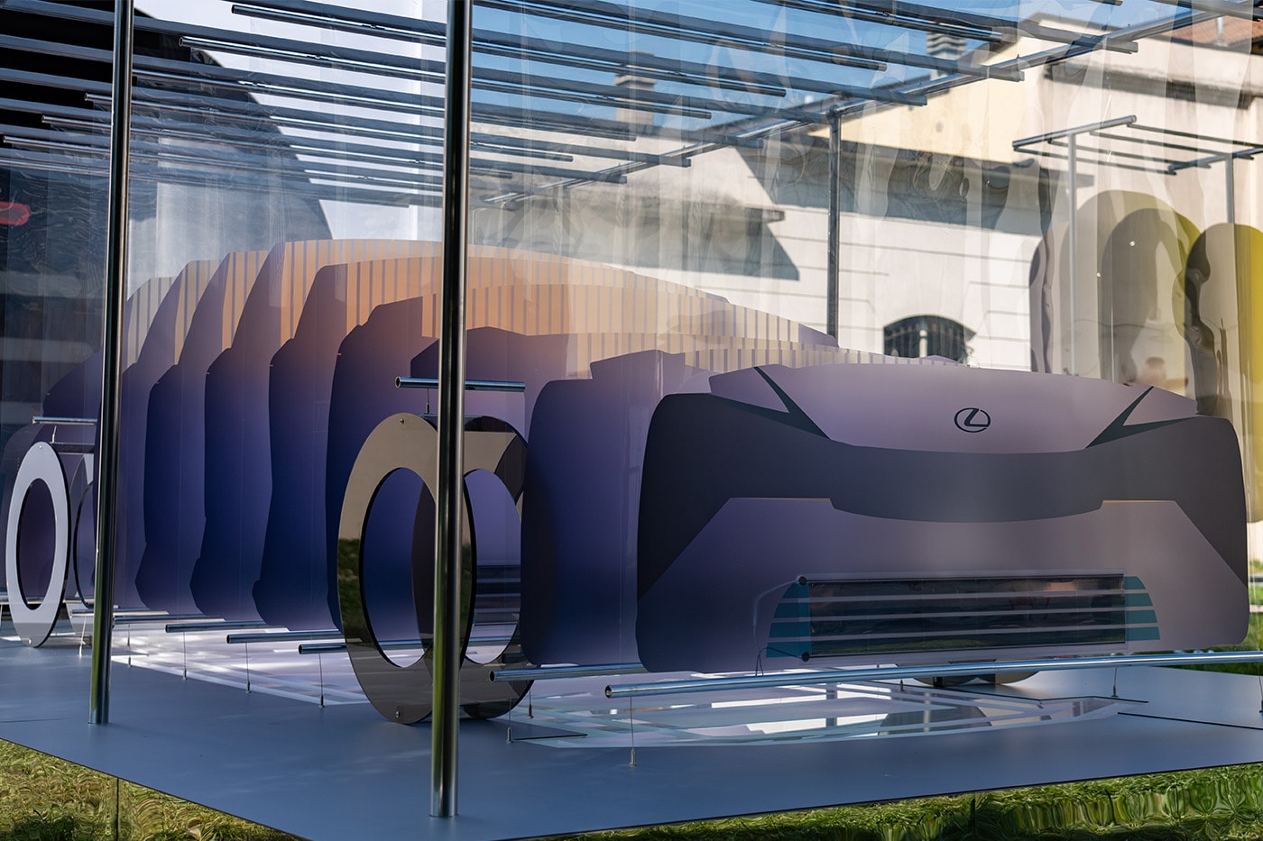 Lexus выставка электромобилей в Милане неделя дизайна солнечное искусство Марьян ван Обель фиолетовый зеленая трава