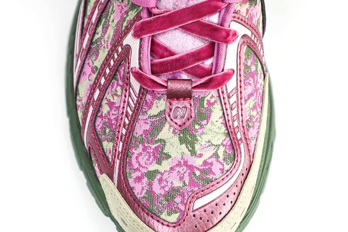 Первый взгляд на первые кроссовки Jack Harlow X New Balance 1906R Collaboration Дата выпуска 2024 г. № 550 Зеленый пурпурный Розовый бархатные шнурки с цветочным принтомДинамические детали 