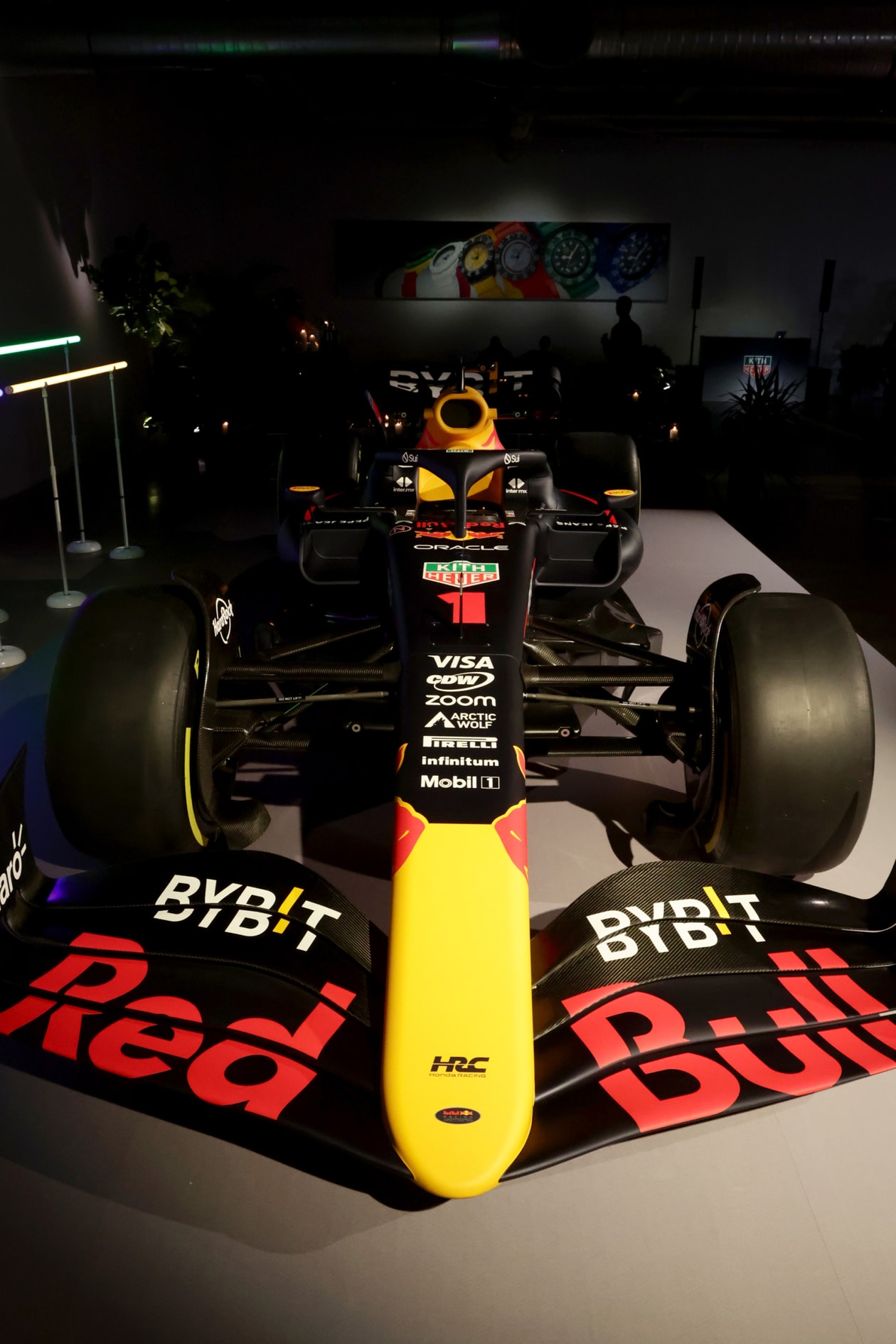 TAG Heuer x KITH празднуют перезапуск модели Формулы 1 в Майами во время Гран-при