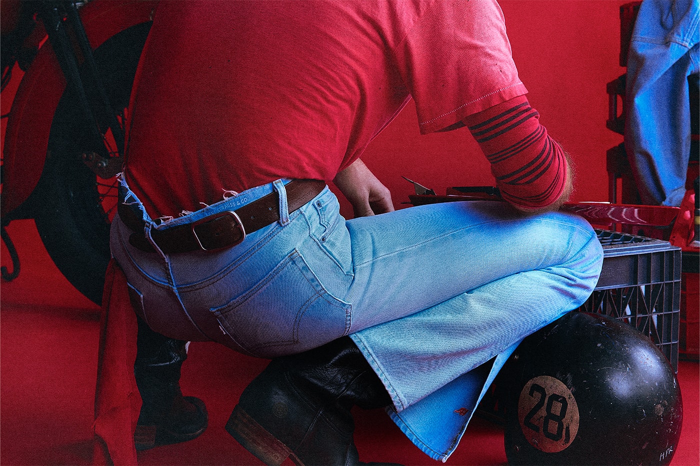 ERL переделывает больше джинсовой классики Levi's для своего второго совместного выпуска. Информация о выпуске. 