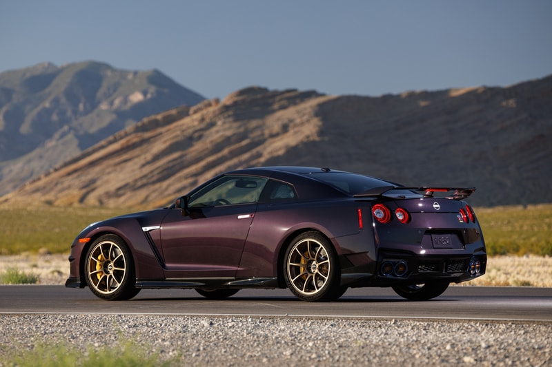 nissan r35 gt-r car vehicle model run discontinued announcement two finals special limited edition releases T-spec Takumi Edition Skyline Edition