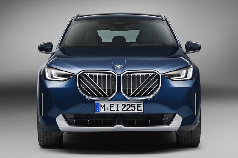 BMW представляет новый дизайн диагональной решетки радиатора для X3 2025 года