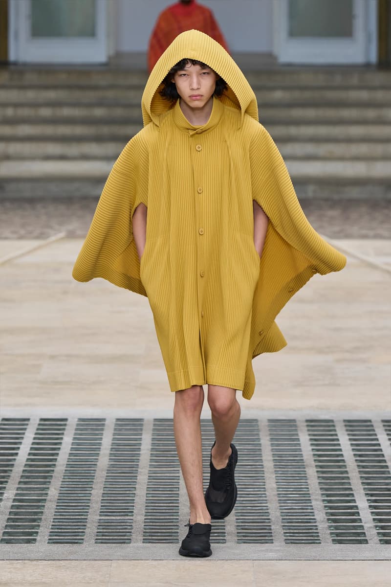 HOMME PLISSÉ ISSEY MIYAKE Embodies the Movement of Wind for SS25 Paris Fashion Week Collection Info