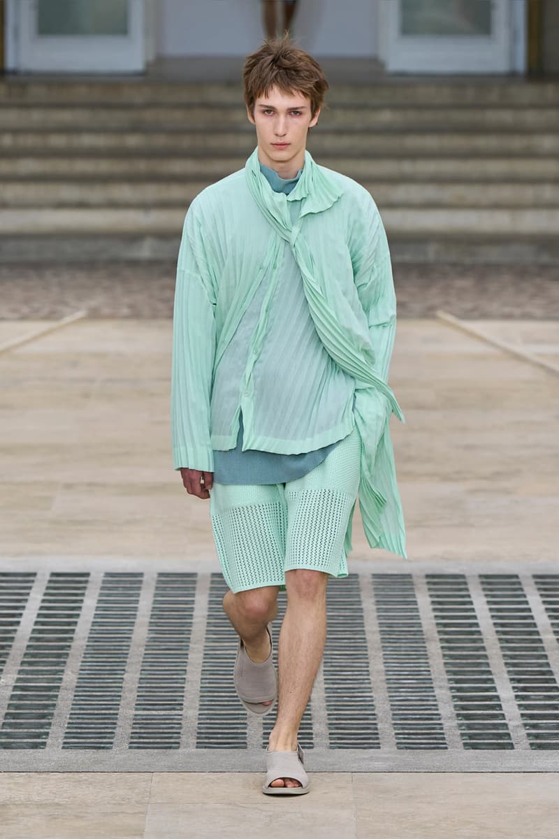 HOMME PLISSÉ ISSEY MIYAKE Embodies the Movement of Wind for SS25 Paris Fashion Week Collection Info