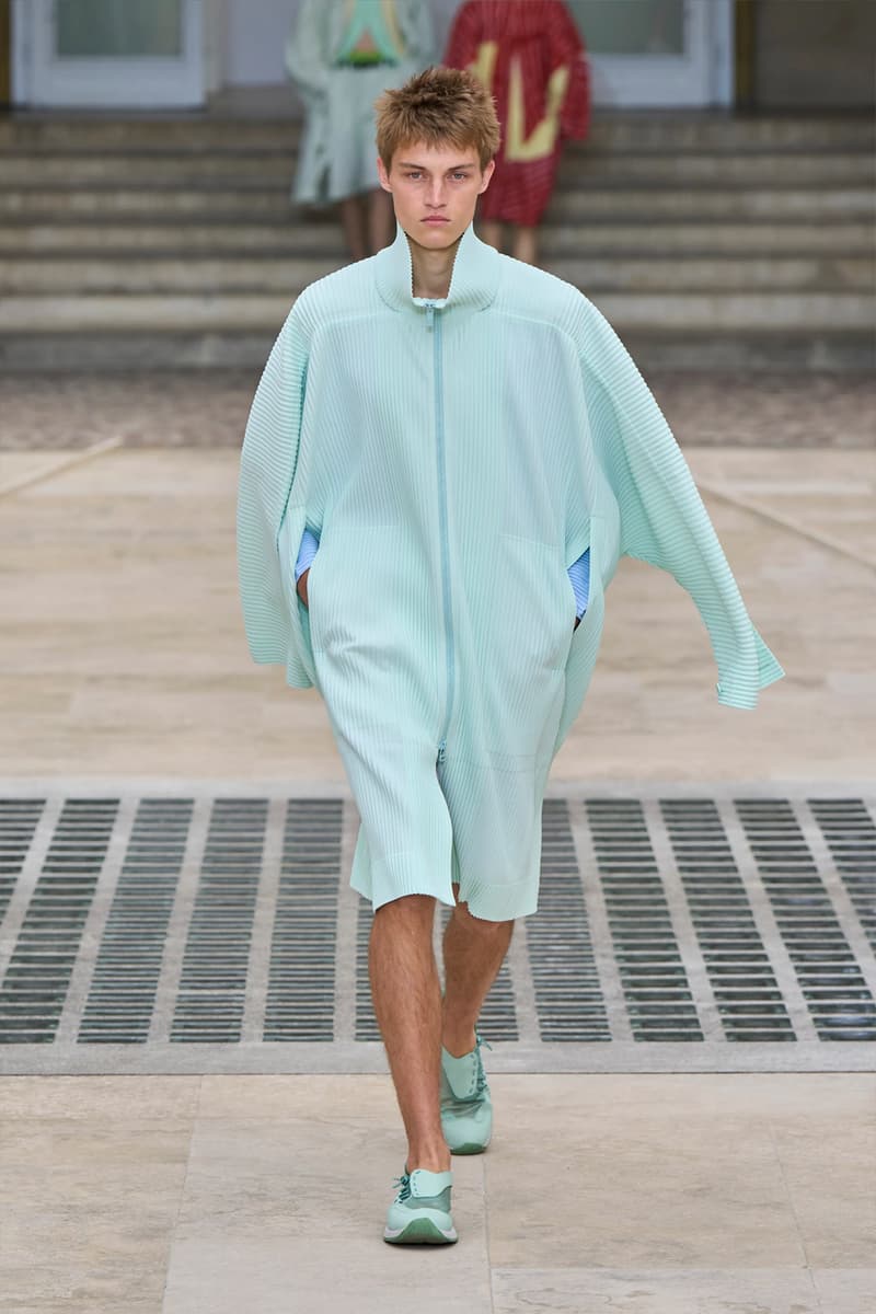 HOMME PLISSÉ ISSEY MIYAKE Embodies the Movement of Wind for SS25 Paris Fashion Week Collection Info